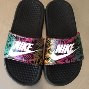 NIKE Multicolor Girls Slides GROOVY and versatile!